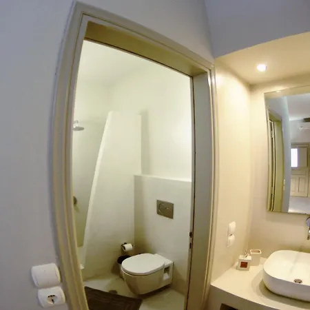 Happy Fish Rooms- Beachfront Perissa (Santorini)