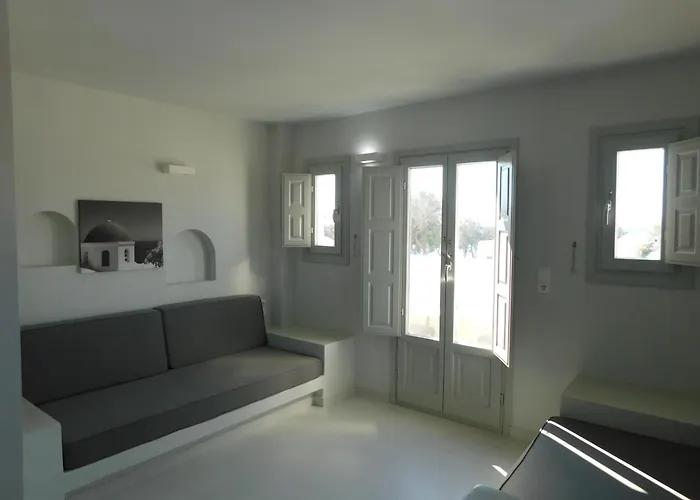 Happy Fish Rooms- Beachfront Apartment Perissa (Santorini)