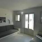 Happy Fish Rooms- Beachfront Apartment Perissa (Santorini)