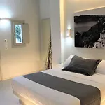 דירה Happy Fish Rooms- Beachfront פריסה