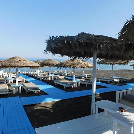 Happy Fish Rooms- Beachfront Perissa (Santorini)