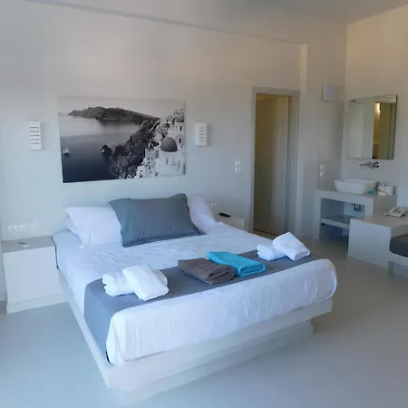 Happy Fish Rooms- Beachfront Perissa (Santorini)