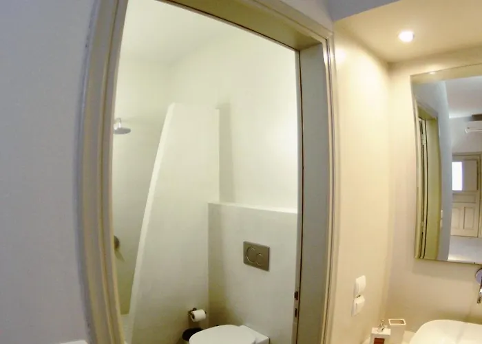 Happy Fish Rooms- Beachfront Perissa (Santorini)