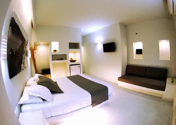 Happy Fish Rooms- Beachfront * Perissa (Santorini)