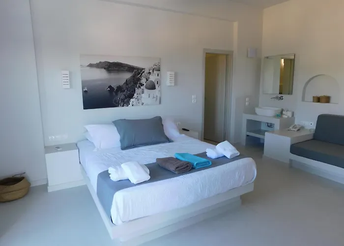 Happy Fish Rooms- Beachfront Perissa (Santorini)
