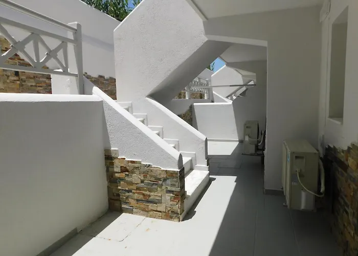 Happy Fish Rooms- Beachfront Apartament Perissa (Santorini)