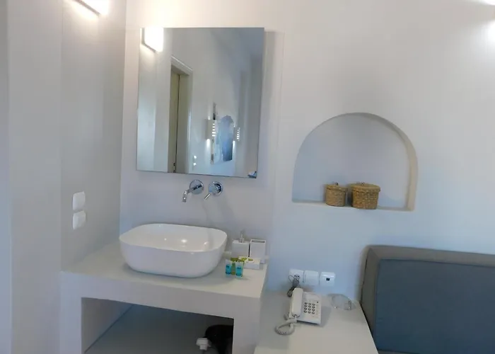 Happy Fish Rooms- Beachfront Perissa (Santorini)